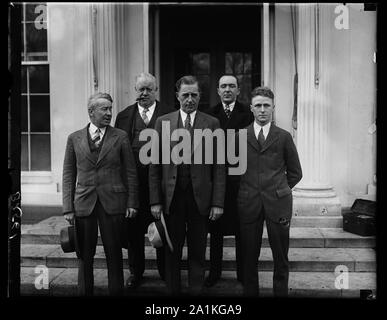 Neue Beamte des Weißen Hauses Korrespondent Association. Vorarbeiten zu ihrer jährlichen Bankett Holding im Carlton Hotel am 17. März, das Weiße Haus Korrespondenten gewählt neue Offiziere gestern. In der Fotografie, vordere Reihe, von links nach rechts: Raloh Collins, New York Sun, Vice President; J. Russel Junge, Washington Star, Präsident; und Oliver B. Lerch, Wall Street Journal, Secretary-Treasurer. Hintere Reihe, John Nevin, Indianapolis Star und George Durno, internationale Nachrichten Service, Mitglieder des Executive Committee Stockfoto