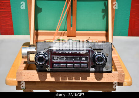 Ein antikes Wunder Bar Radio, die im GM-Autos in den 1950er Jahren war. Durch Drücken der Wunder Bar dieses Radio hätte, und stellen Sie den nächsten verfügbaren Sender. Stockfoto