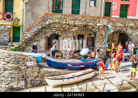 Riomaggiore, Cinque Terre, Italien - 17. August 2019: Boote am Ufer des Sees Bay, einem beliebten Ferienort in Europa. Touristen mieten, Boote zum Skifahren und Stockfoto