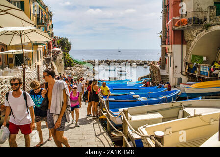 Riomaggiore, Cinque Terre, Italien - 17. August 2019: Boote am Ufer des Sees Bay, einem beliebten Ferienort in Europa. Touristen mieten, Boote zum Skifahren und Stockfoto