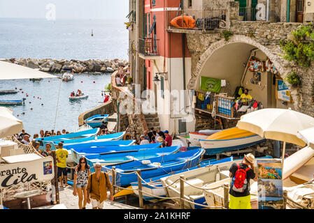 Riomaggiore, Cinque Terre, Italien - 17. August 2019: Boote am Ufer des Sees Bay, einem beliebten Ferienort in Europa. Touristen mieten, Boote zum Skifahren und Stockfoto