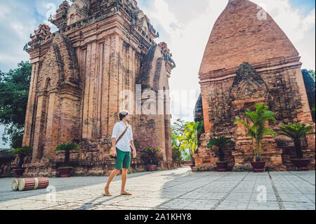 Mann Tourist in Vietnam. Po Nagar Cham Tovers. Asia Travel Konzept. Stockfoto