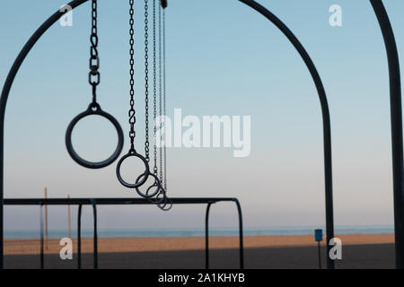 Reisen Ringe für die Übung am Muscle Beach Jungle Gym in Santa Monica, Kalifornien am frühen Morgen Stockfoto