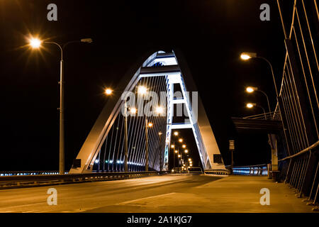 Bau des Apollo Brücke über den Fluss Donau, erleuchtete Nacht. Teil für Fußgänger und eine Straße für den Verkehr. Bratislava, Slowakei. Stockfoto