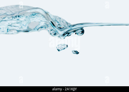 Studio geschossen von einem kleinen Wasser Welle gegen den weißen Hintergrund mit Luftblasen unter der Wasseroberfläche. Stockfoto