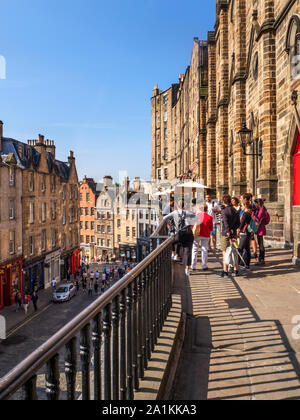 Reisegruppe auf der oberen Fahrbahn in der Victoria Street in der Altstadt Edinburgh Schottland Stockfoto