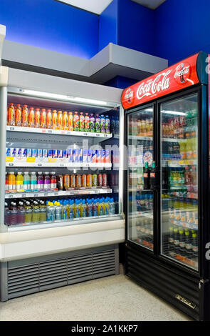 Eine kalte Getränke Kühltruhe in einem Supermarkt voll von verschiedenen Mineral- und stilles Getränke zum Verkauf. Stockfoto