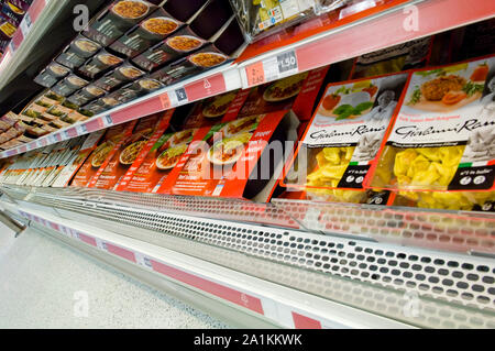 Fertiggerichte in Sainsbury's Supermarkt Kühlschränke. Stockfoto