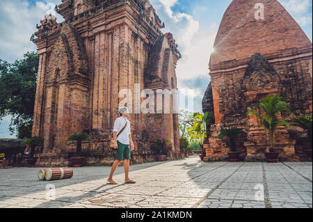 Mann Tourist in Vietnam. Po Nagar Cham Tovers. Asia Travel Konzept. Stockfoto