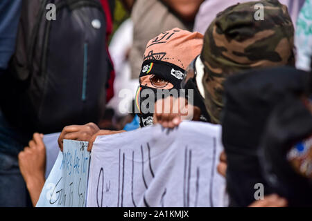 Ein Maskierter Demonstrant auf während der Demonstration aussieht. eine Rallye wurde in Srinagar Stadt bald nach dem Freitagsgebet folgende die Verschrottung von Artikel 370 durch die zentrale Regierung, die besonderen Status in Jammu und Kaschmir Zuschüsse statt. Stockfoto