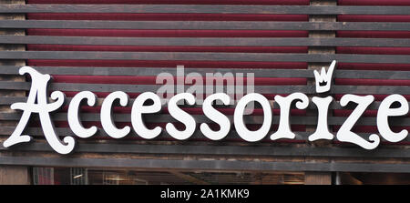 LONDON, GROSSBRITANNIEN - ca. September 2019: Schild Accessorize Stockfoto