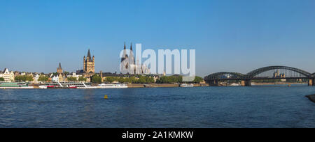 Blick auf Köln Innenstadt gesehen vom Rhein (Rhein). Von links nach rechts, der Altstadt (Altstadt), Rathaus (Town Hall), Dom (Kathedrale) und Hohenzo Stockfoto