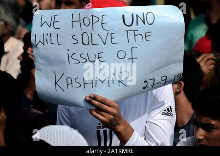 Eine Demonstrantin hält ein Plakat während der Demonstration. eine Rallye wurde in Srinagar Stadt bald nach dem Freitagsgebet folgende die Verschrottung von Artikel 370 durch die zentrale Regierung, die besonderen Status in Jammu und Kaschmir Zuschüsse statt. Stockfoto