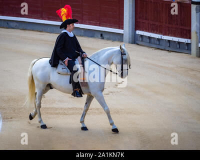 MADRID, Spanien - 22. SEPTEMBER 2019: Pferd Reiter in einem alten andalusischen Stil kostüm Starten einer Corrida (Paseíllo) an der Plaza de Toros (stierkampfarena) de Las Ven Stockfoto