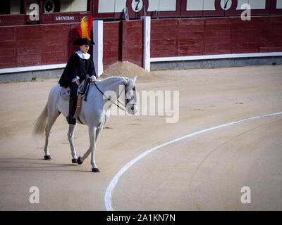 MADRID, Spanien - 22. SEPTEMBER 2019: Pferd Reiter Mädchen in einem alten andalusischen Stil kostüm Starten einer Corrida (Paseíllo) an der Plaza de Toros (stierkampfarena) de La Stockfoto