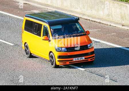 2016 orange VW Volkswagen Transporter T 28 T-Line TD; Großbritannien Verkehr, Transport, moderne, Limousinen, Süd - auf die 3 spurige Autobahn M6 Autobahn gebunden. Stockfoto