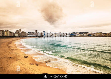 Das Meer und der Strand Riazor in einem bewölkten Tag von A Coruña, Spanien Stockfoto