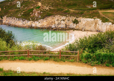 Blick von oben lapas Strand in der Nähe der berühmten Turm des Herkules in Galizien, Spanien Stockfoto