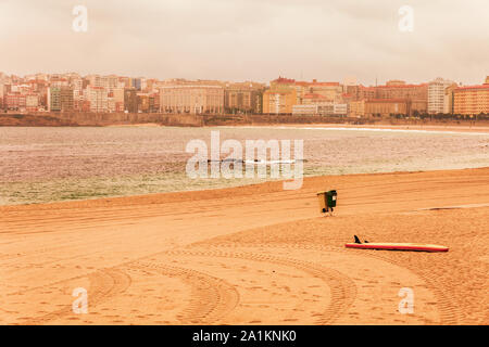 Golden View der Einsamkeit Riazor Strand in einem bewölkten Tag Stockfoto