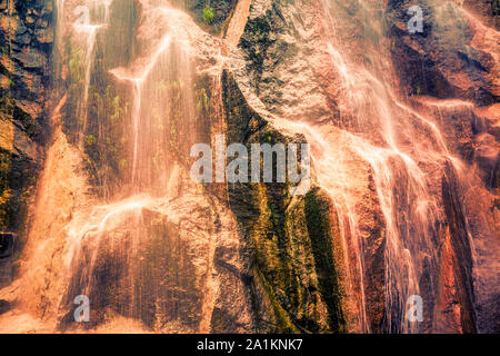 Wasserfall Landschaft mit Wasser fällt von oben auf dem Berg Stockfoto