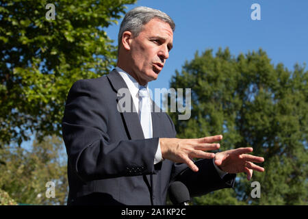 Ken Cuccinelli, Geschäftsführender Direktor des United States Citizenship und Immigration Services Büros, spricht die Presse nach einem Fernsehinterview im Weißen Haus in Washington D.C., USA am 27. September 2019. Credit: Stefani Reynolds/CNP | Verwendung weltweit Stockfoto