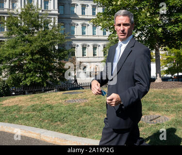 Ken Cuccinelli, Geschäftsführender Direktor des United States Citizenship und Immigration Services Büros, fährt nach einem Gespräch mit der Presse vor dem Weißen Haus in Washington D.C., USA am 27. September 2019. Credit: Stefani Reynolds/CNP | Verwendung weltweit Stockfoto