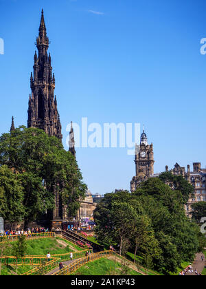 Das Scott Monument und Balmoral Hotel von der Princes Street Gardens Edinburgh Schottland Stockfoto