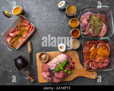 Rohes Fleisch in verschiedenen Marinaden, Gewürze und Kräuter in einem Glas Schalen Stockfoto