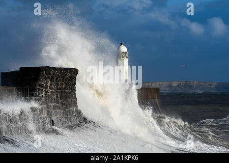 Porthcawl, Wales, UK. Freitag 27. September 2019. Riesige Wellen gegen die Pier in Porthcawl in South Wales, bei Flut am Freitag Abend. Starke Winde aus dem Westen holen in Bands von Heavy Rain und große Wellen zu Beginn des Wochenendes, bei dem die Prognose ist nass und windig wie Herbst Wetter nimmt einen Griff der UK. Credit: Robert Melen/Alamy leben Nachrichten Stockfoto