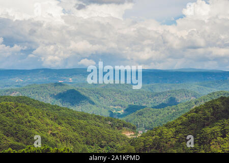 Fantastische Landschaft der Dalat-Berge, Vietnam, frische Atmosphäre, Villa zwischen Wald, Eindruck Form von Hügel und Berg aus der Höhe Stockfoto