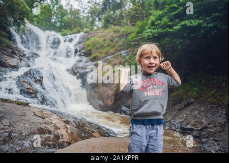 Junge im Hintergrund des wunderschönen Wasserfall Datanla in der Bergstadt Dalat, Vietnam Stockfoto