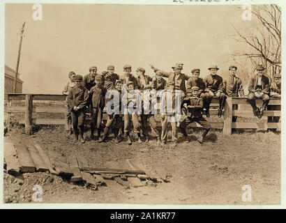 Mittagsstunde. Alle diese Jungs (und mehr) in der Quidwick Co Mühle, Anthony, Brechungsindex (eine mittelgroße Mühle gearbeitet). Sie gingen hinein, wenn das Signal gegeben wurde. Stockfoto