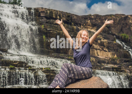 Junge Frau Wanderer, Tourist auf dem Hintergrund der Amazing Pongour Wasserfall ist berühmt und schönsten Herbst in Vietnam. Nicht weit von der Stadt Dalat entfernt Stockfoto