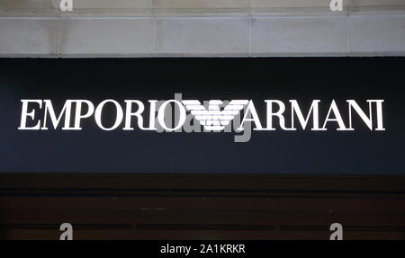 September 26, 2019, London, Vereinigtes Königreich: Emporio Armani Store in den Luxus, Mode und Schmuck Shopping Bereich auf dem Londoner New Bond Street. (Bild: © Keith Mayhew/SOPA Bilder über ZUMA Draht) Stockfoto