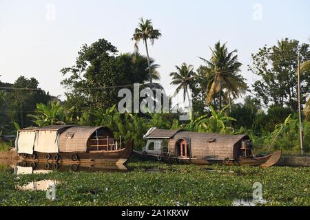 Kerala Backwaters. Hausboote in der Rückstau Kanäle in Kerala, Indien Stockfoto