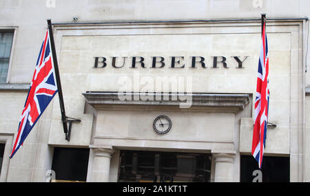 September 26, 2019, London, Vereinigtes Königreich: Union Jack flags außerhalb der britischen Fashion House, Burberry Store in den Luxus, Mode und Schmuck Shopping Bereich auf dem Londoner New Bond Street. (Bild: © Keith Mayhew/SOPA Bilder über ZUMA Draht) Stockfoto