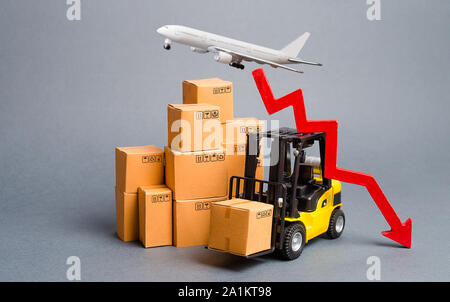 Cargo Flugzeug, Stapler mit Kartons und ein roter Pfeil nach unten. In der industriellen Produktion und Business. Abnahme Güterverkehr Stockfoto