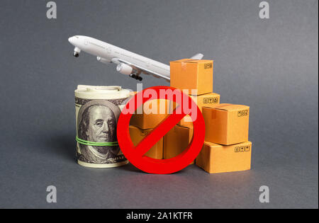 Das Verbotsschild keine Blöcke, Bündel von Dollar Geld und Boxen mit einem Flugzeug. Embargo, Handelskriege. Beschränkung bei der Einfuhr waren, proprietäre Stockfoto