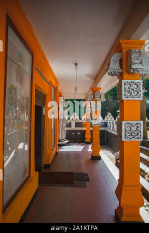 Dhowa Raja Maha Viharaya Tempel, Sri Lanka. Der Tempel hat gewinnen Popularität hauptsächlich aufgrund ihrer massiven 38 Fuß Buddha Statue im Granit Felsen geschnitzt. Stockfoto