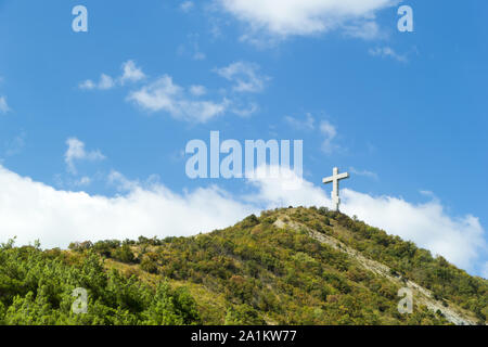 Gelendschik, die Region Krasnodar, Russland, September 11. Orthodoxen Gottesdienst Kreuz auf dem Hügel der kaukasischen Berge mit Kapelle in der Stiftung. Tag Zeit. Stockfoto