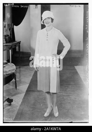 Norma Shearer [in kurzen Kleid] Stockfoto