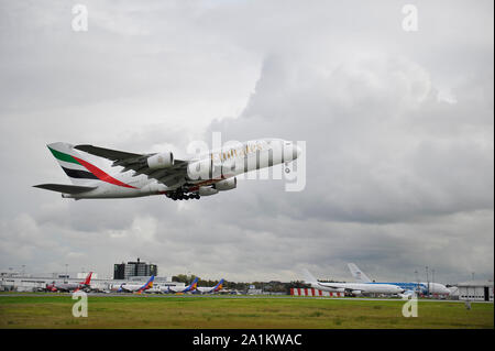 Glasgow, UK. 27. September 2019. Nach der unmittelbaren Auswirkungen der eingestürzten Reiseveranstalter Thomas Cook, Betrieb das Matterhorn ist noch in vollem Gange in Glasgow Flughafen. Die geerdete und beschlagnahmt Thomas Cook Flugzeuge an einem ruhigeren Teil des Flugplatzes verschoben weg für den Wide Body Flotte für den Betrieb Matterhorn erforderlich zu machen. In einem schottischen Geschichte der Luftfahrt erste Heute ist der erste Tag, dass alle schottischen Flughafen bewirtete zwei hat, wenn die Super jumbo Behemoth Airbus A380-800 Flugzeuge zur gleichen Zeit. Credit: Colin Fisher/Alamy leben Nachrichten Stockfoto