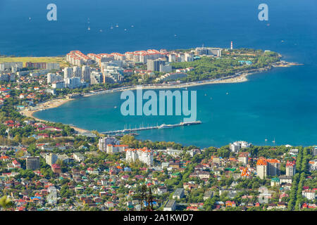 Gelendschik malerische Aussicht auf Stadt und Meer. Sonnigen Tag. Urlaub auf Resort. Stockfoto