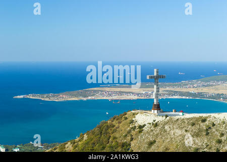 Anbetung Kreuz auf die orthodoxe Kapelle auf einem Hügel der kaukasischen Berge, vor dem Hintergrund des Meeres Bucht von gelendschik Resort City. Stockfoto