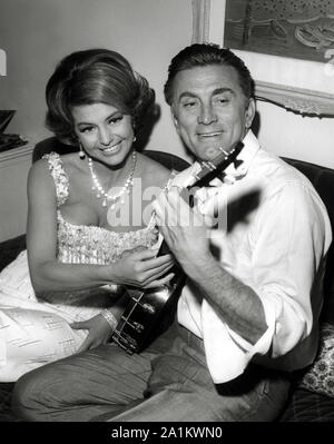 Stars der "Zwei Wochen in einer anderen Stadt", Kirk Douglas und Cyd Charisse (1962) MGM Datei Referenz #33848-710 THA Stockfoto