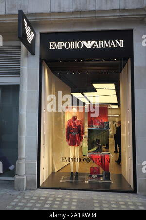 September 26, 2019, London, Vereinigtes Königreich: Emporio Armani Store in den Luxus, Mode und Schmuck Shopping Bereich auf dem Londoner New Bond Street. (Bild: © Keith Mayhew/SOPA Bilder über ZUMA Draht) Stockfoto