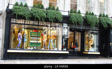 September 26, 2019, London, Vereinigtes Königreich: Moschino Store in den Luxus, Mode und Schmuck Shopping Bereich auf dem Londoner New Bond Street. (Bild: © Keith Mayhew/SOPA Bilder über ZUMA Draht) Stockfoto