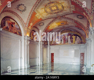 Nördlichen Korridor, Großer Saal. Mosaik Decke und Familie Wandbild in Lunette am Ende des Korridors, mit Arbeit, Studium und Freizeit Wandmalereien auf der linken Seite von der Familie und Erziehung Reihe von Charles Sprague Pearce. Bibliothek des Kongresses Thomas Jefferson, Washington, D.C. Stockfoto