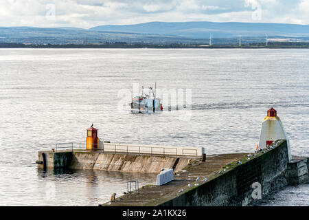 Burghead Hafen, Moray, Schottland, Großbritannien. 27. September 2019. Dies ist ein Fischerboot Startseite bei Flut mit dem Fang von Fischen anreisen. Auf einen schönen ruhigen, sonnigen Morgen. Foto: - Jasperimage/AlamyLiveNews Stockfoto