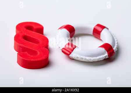 Nahaufnahme von roten Absatz mit Leben Boje isoliert auf weißem Hintergrund Stockfoto